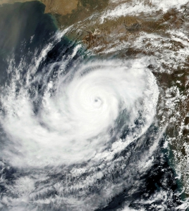 Cycloon Vayu niet aan land in Gujarat (India)