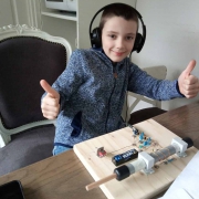 Stef bouwt kids-radio met zijn vader